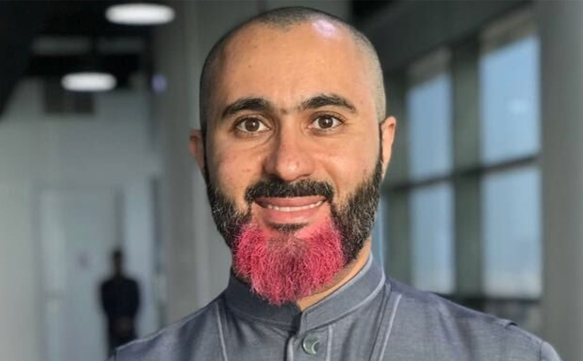 سبب حلق هذا الرجل السعودي شعره وصبغ لحيته باللون الزهري