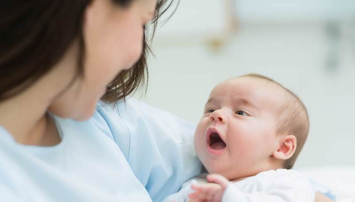 متى وكيف يبدأ الطفل بالتعبير عن مشاعره لامه