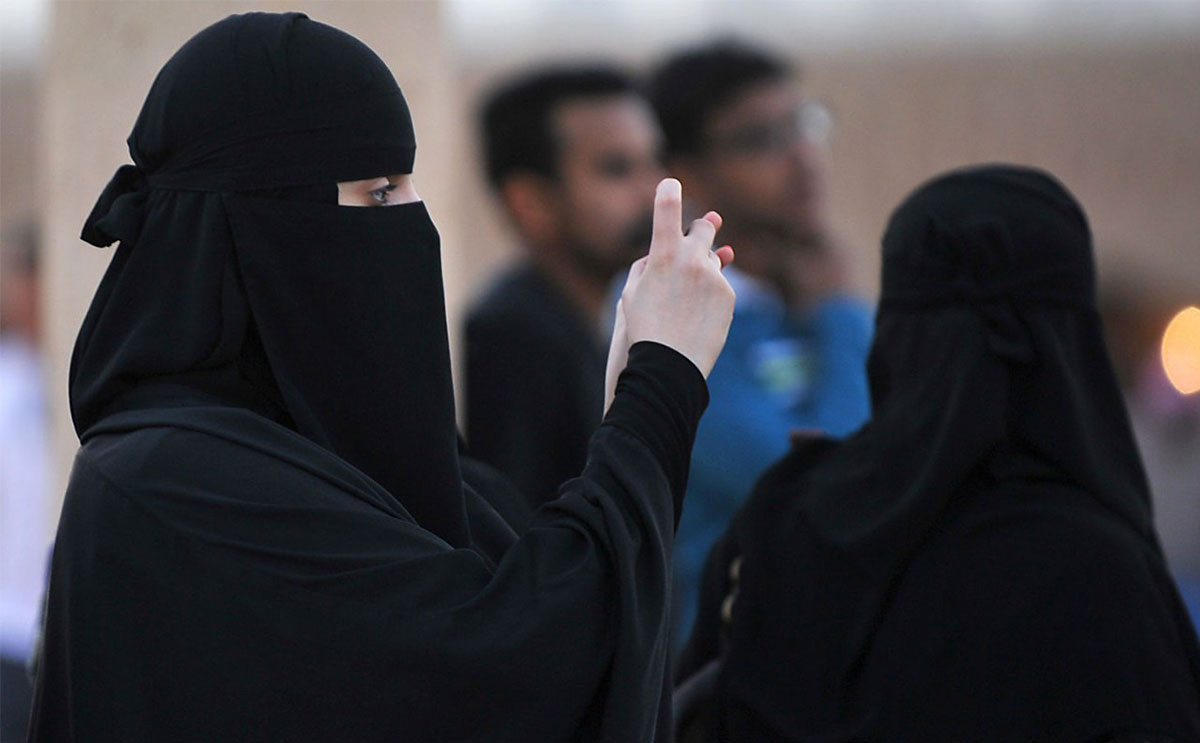 القانون السعودي يجرم التجسس على هاتف الزوج او الزوجة