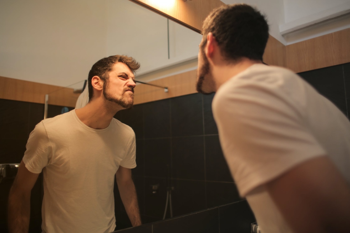 هل الرجل الشكاك يحب زوجته ومواصفاته