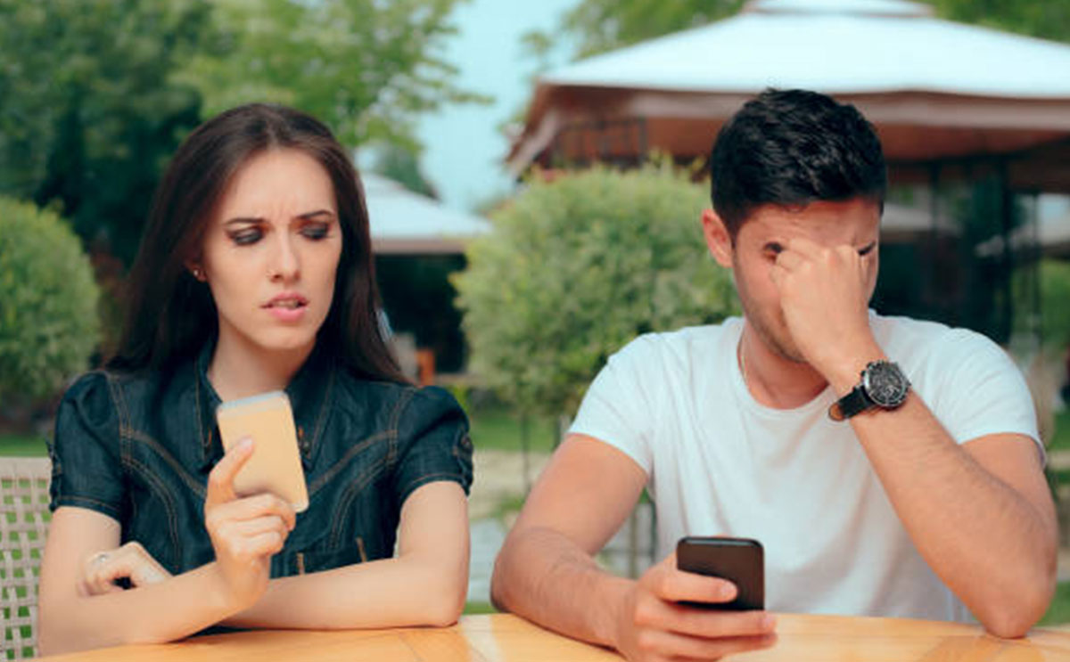 كيفية اكتشاف خيانة الزوج من خلال الواتساب