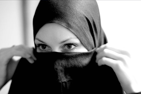ما هي الأسباب الكامنة وراء الإنتفاخ تحت العين؟