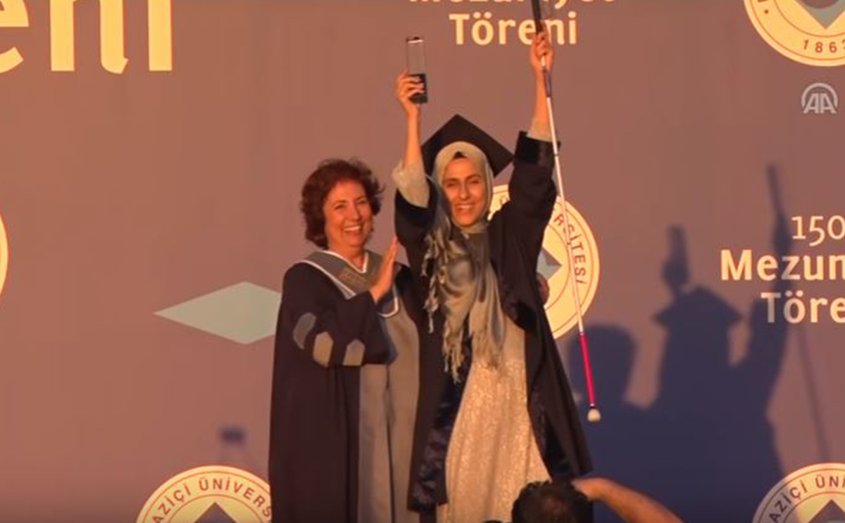 قصة مؤثرة لكفيفة لم تمنعها حالتها من تحقيق احلامها