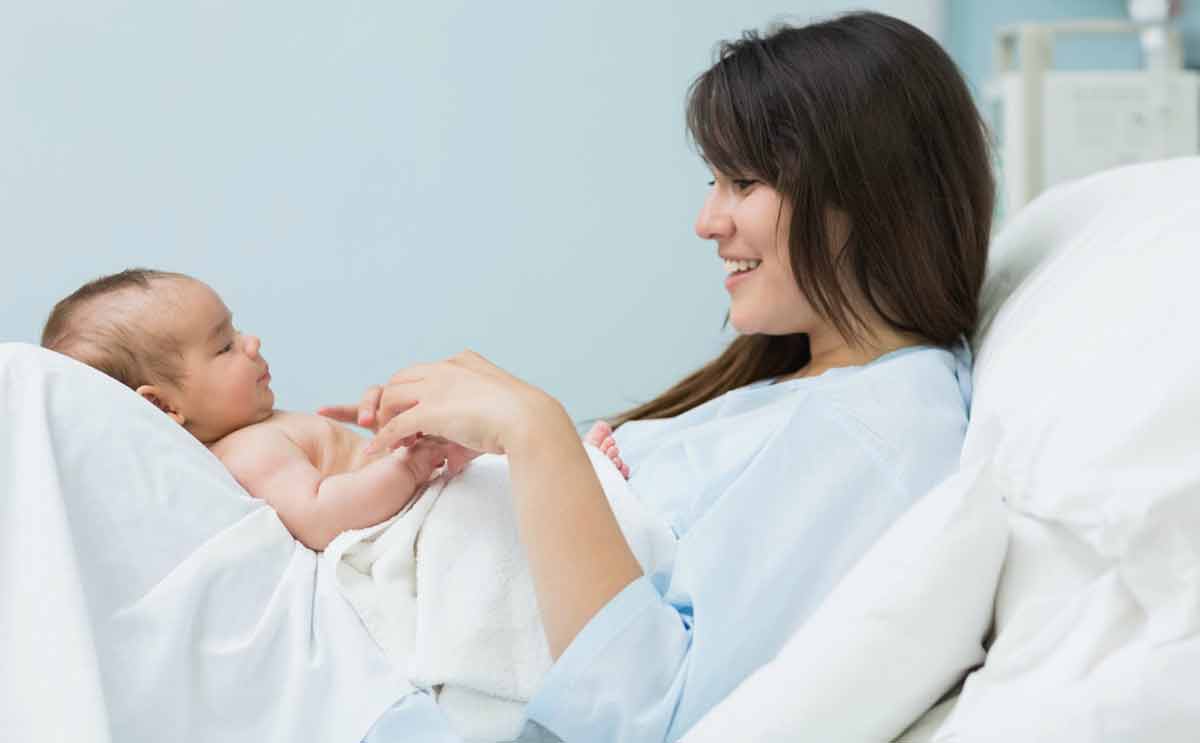 امور تفكر فيها كل ام عندما تحمل طفلها للمرة الأولى