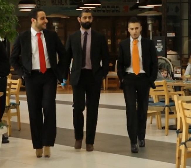 بالفيديو 3 شبان ينتعلون الكعب العالي دعمًا للمرأة