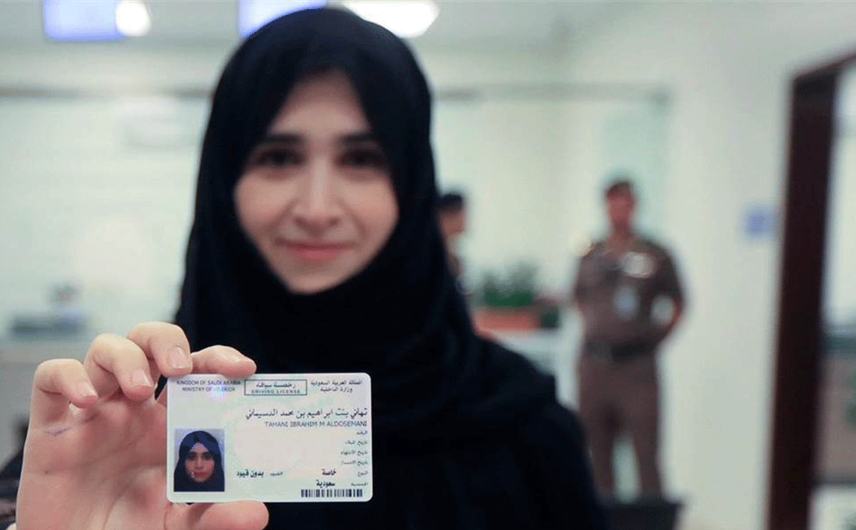 السن القانوني لقيادة السيارة في السعودية للمراة