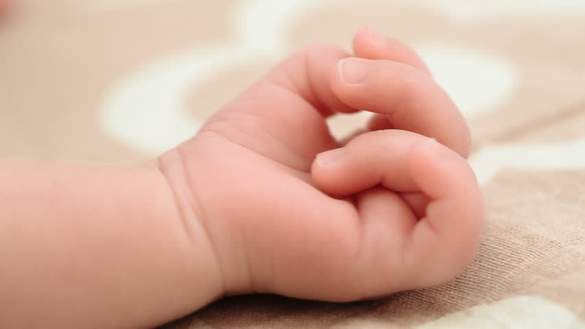 خطأ طبي يعرض رضيع سعودي لبتر يده