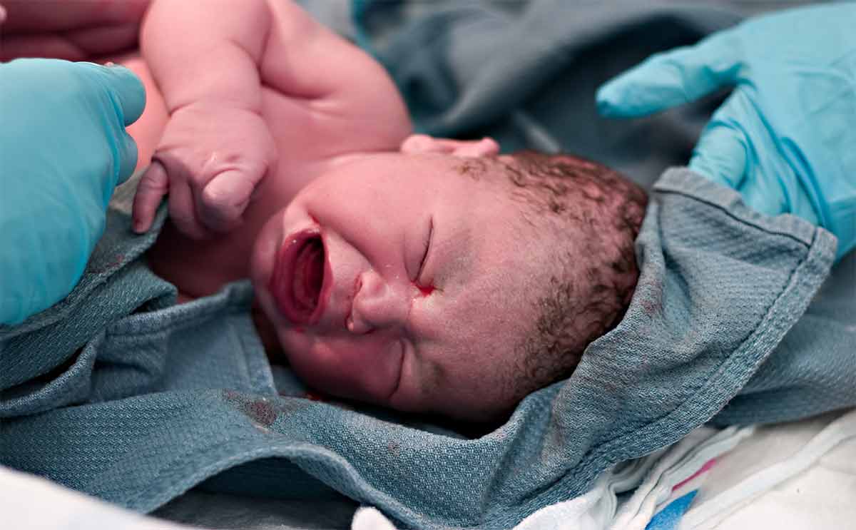 ضرب الطفل بعد الولادة