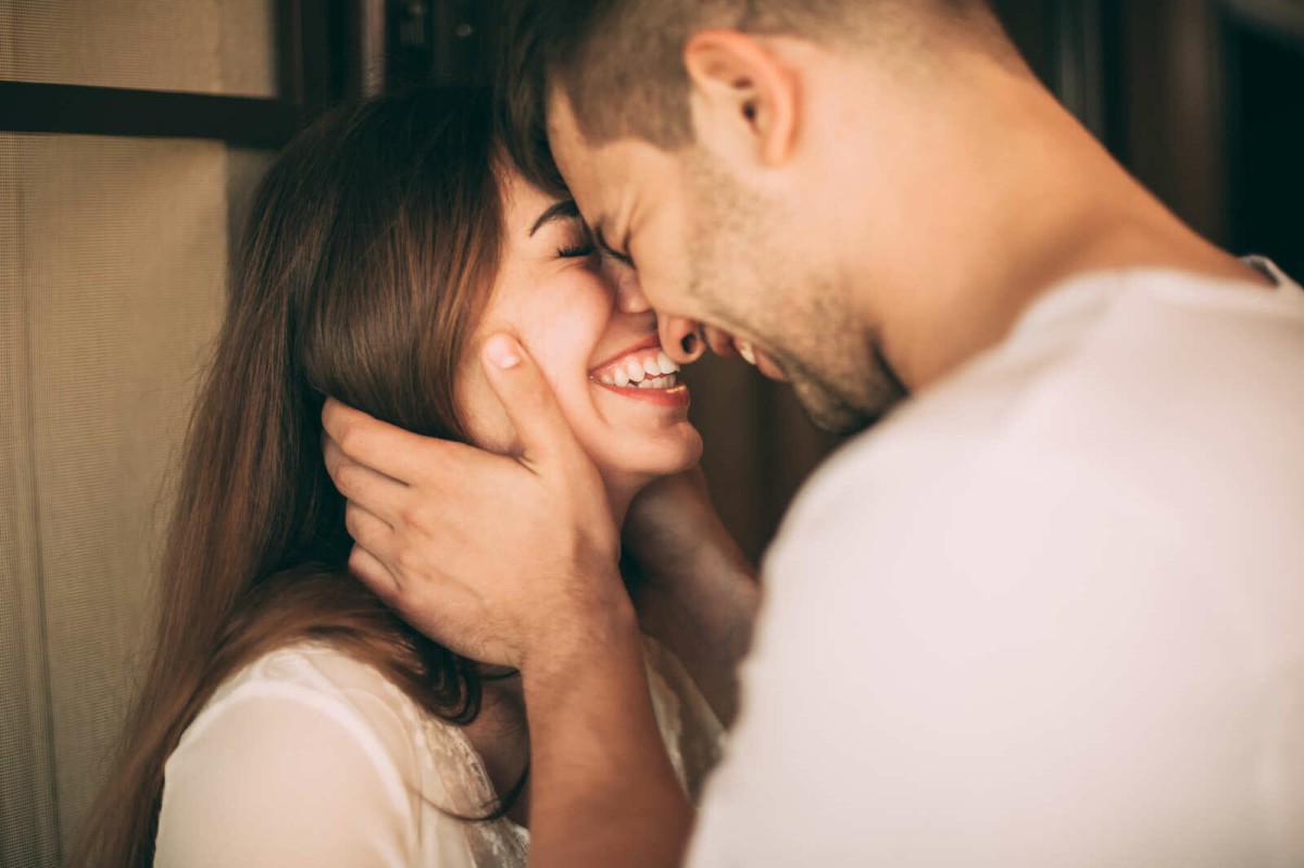 علامات وقوع رجل العقرب في الحب