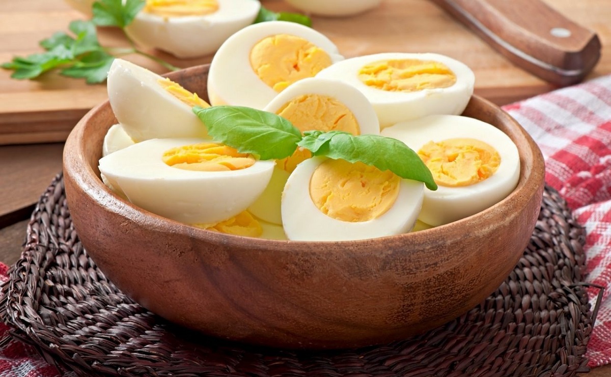 كم هي السعرات الحرارية في البيض المسلوق