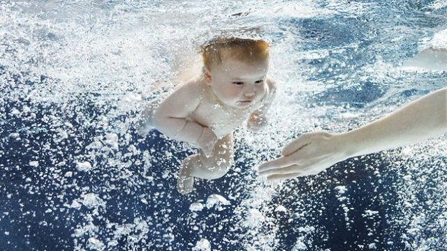 السباحة عند الاطفال