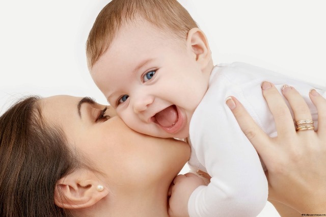 متى يعرف الطفل أمه