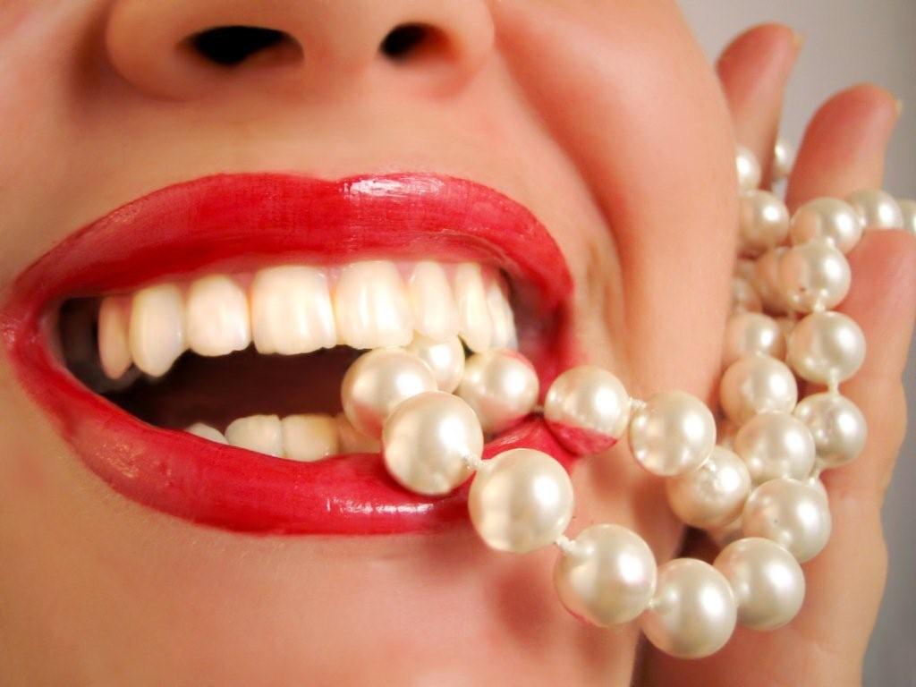هل ترغبين بتبييض أسنانك؟