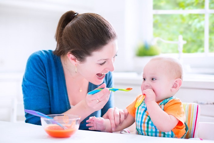 دروس غذائية تتعلمها الأم عند إطعام الطفل الرضيع