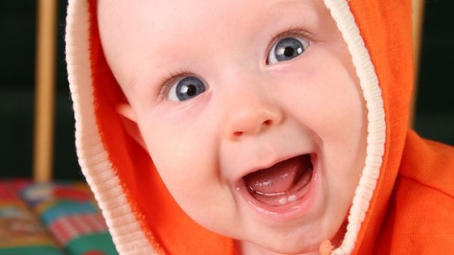 ترتيب ظهور اسنان الطفل الاولى