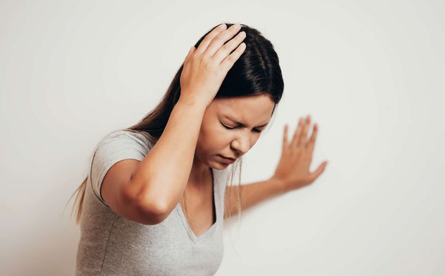 اعراض ضعف النظر والدوخة والعلاج