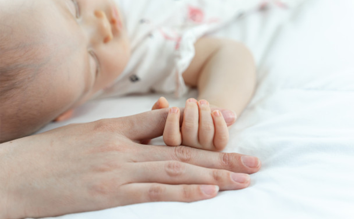 ما سبب تعرق راس الطفل اثناء النوم وكيف يمكن التخفيف من تعرقه؟