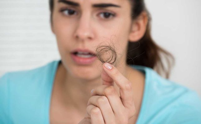 هل حك الراس يسبب تساقط الشعر