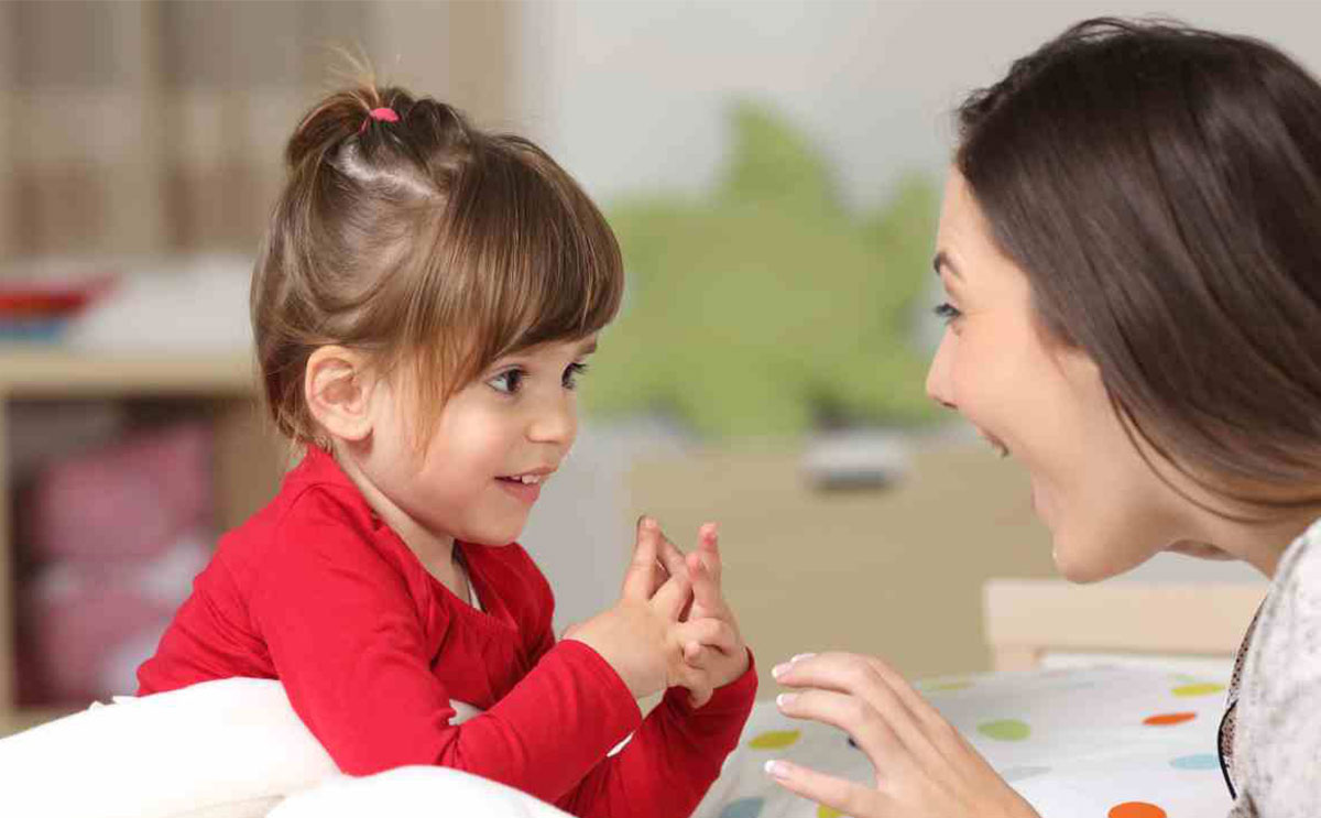 5 أسئلة توقفي عن طرحها على طفلك، واستبدليها بهذه الأسئلة!