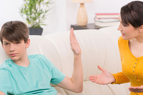 كيفية التصرف عندما يقوم الطفل بالإجابة على التوبيخ