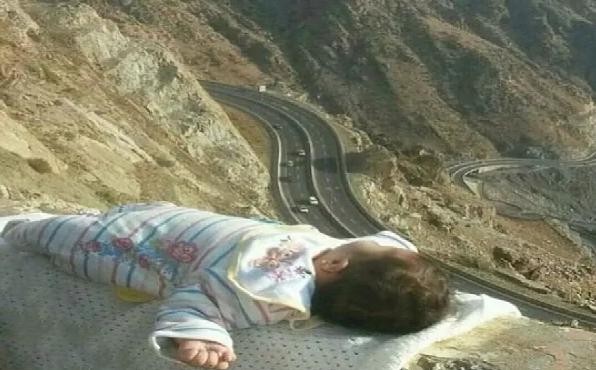صورة رضيع سعودي على دكة الحلواني تثير غضب رواد الإنترنت حول العالم