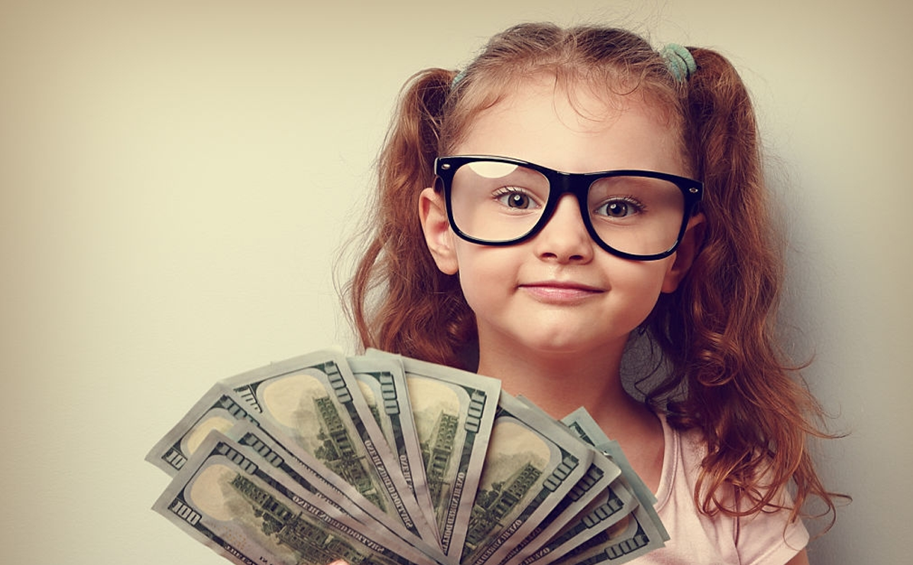 طفلة تتلف ألف دولار وطرق للتعامل مع اخطاء الاطفال