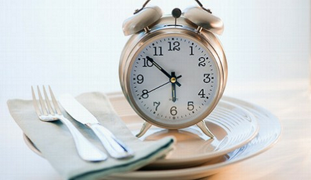 ما العلاقة بين وقت الطعام وإنقاص الوزن