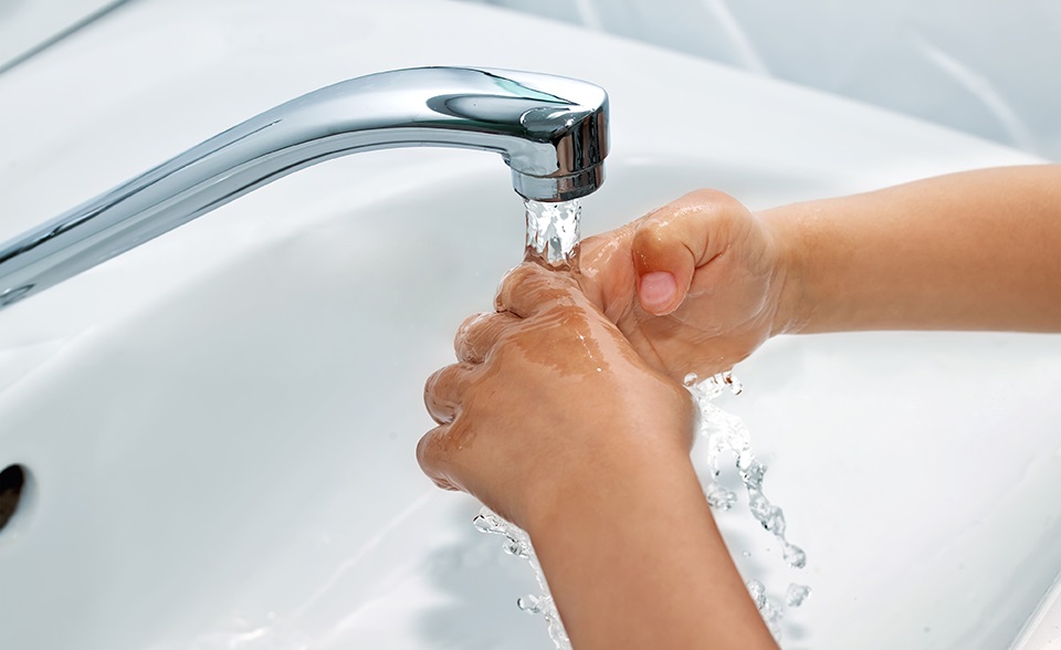 خطوات أساسية أثناء غسل يدين الطفل