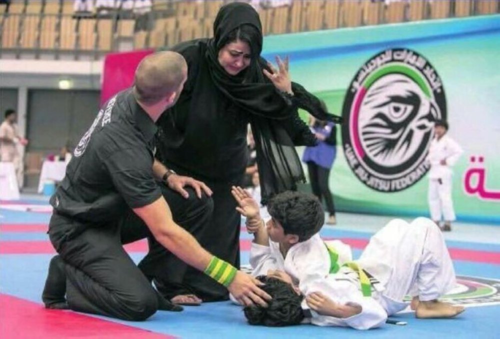 سبب اقتحام ام إماراتية مباراة جودو