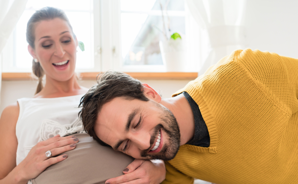 هل يشعر الجنين بلمسات امه على بطنها