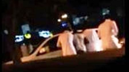 سعوديون يسحبون إمرأة أمام زوجها | جدة، سعودية