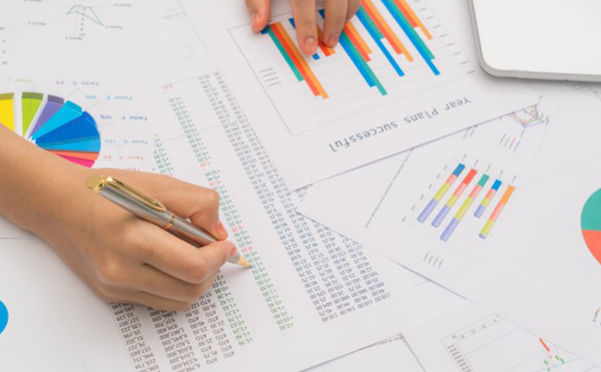 ما الفرق بين البيانات والمعلومات لناحية التعريف والطبيعية والاستخدام؟