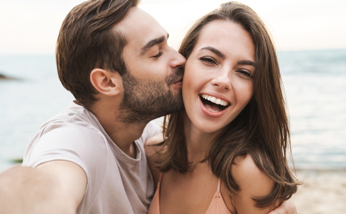 أبرز علامات اشتهاء الزوج لزوجته