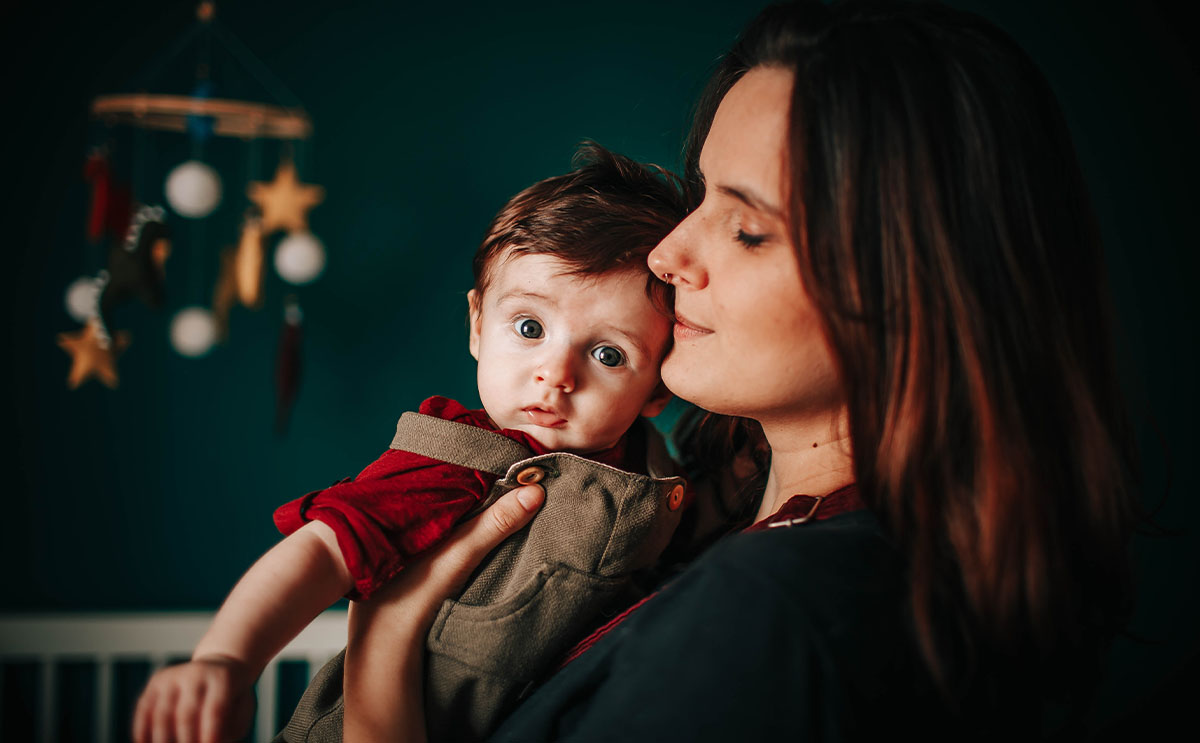 سبب بكاء الام عندما ترسل ابنها الى الحضانة