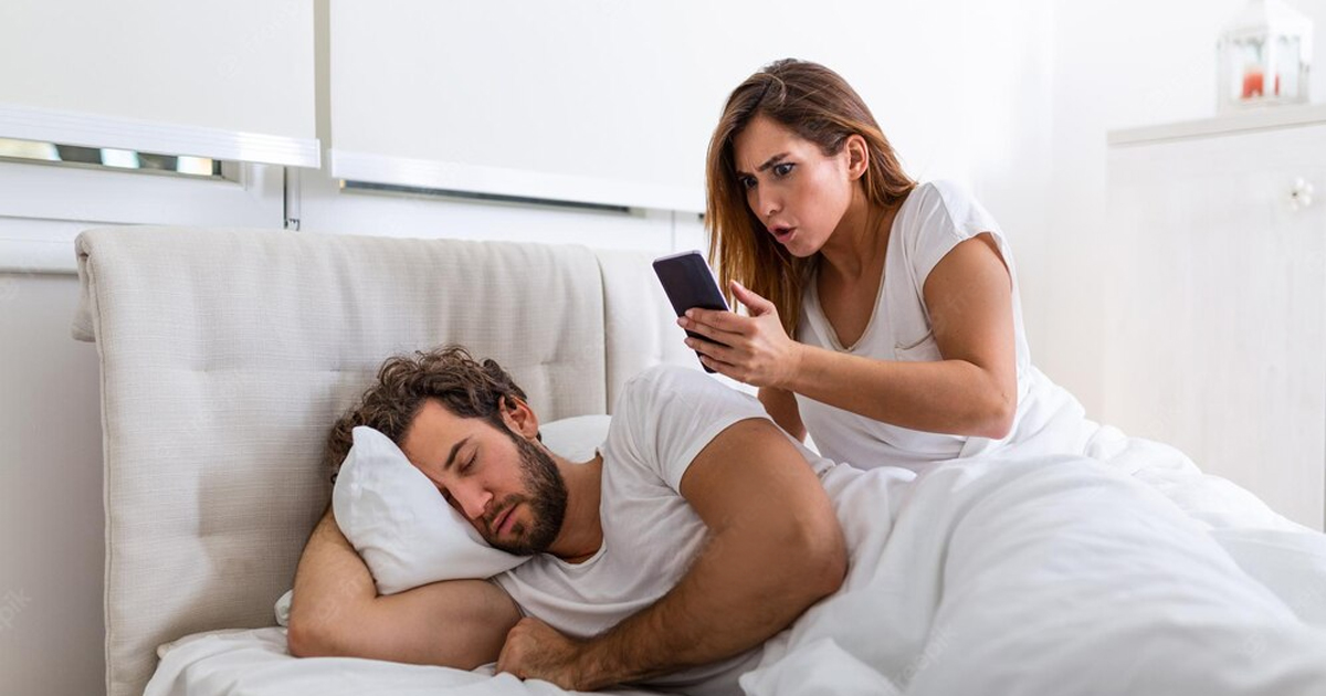 عقوبة تفتيش جوال الزوج بالقانون السعودي