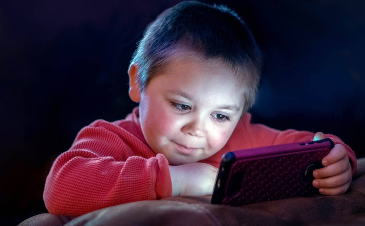 الآثار السلبية للشاشة على طفلك