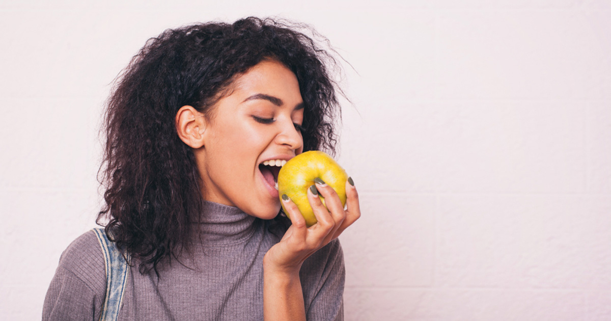 تناول التفاح يحسن الحياة الجنسية للنساء: هل الأمر صحيح؟