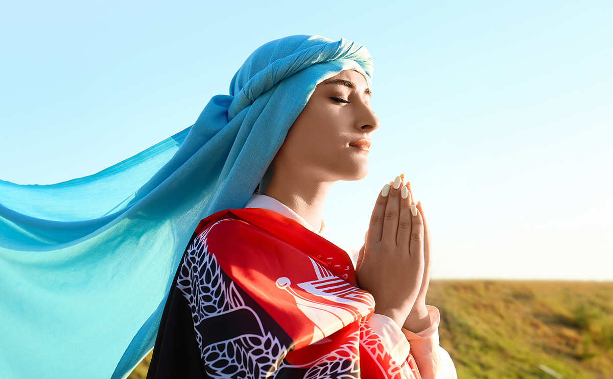 إمرأة تصلّي