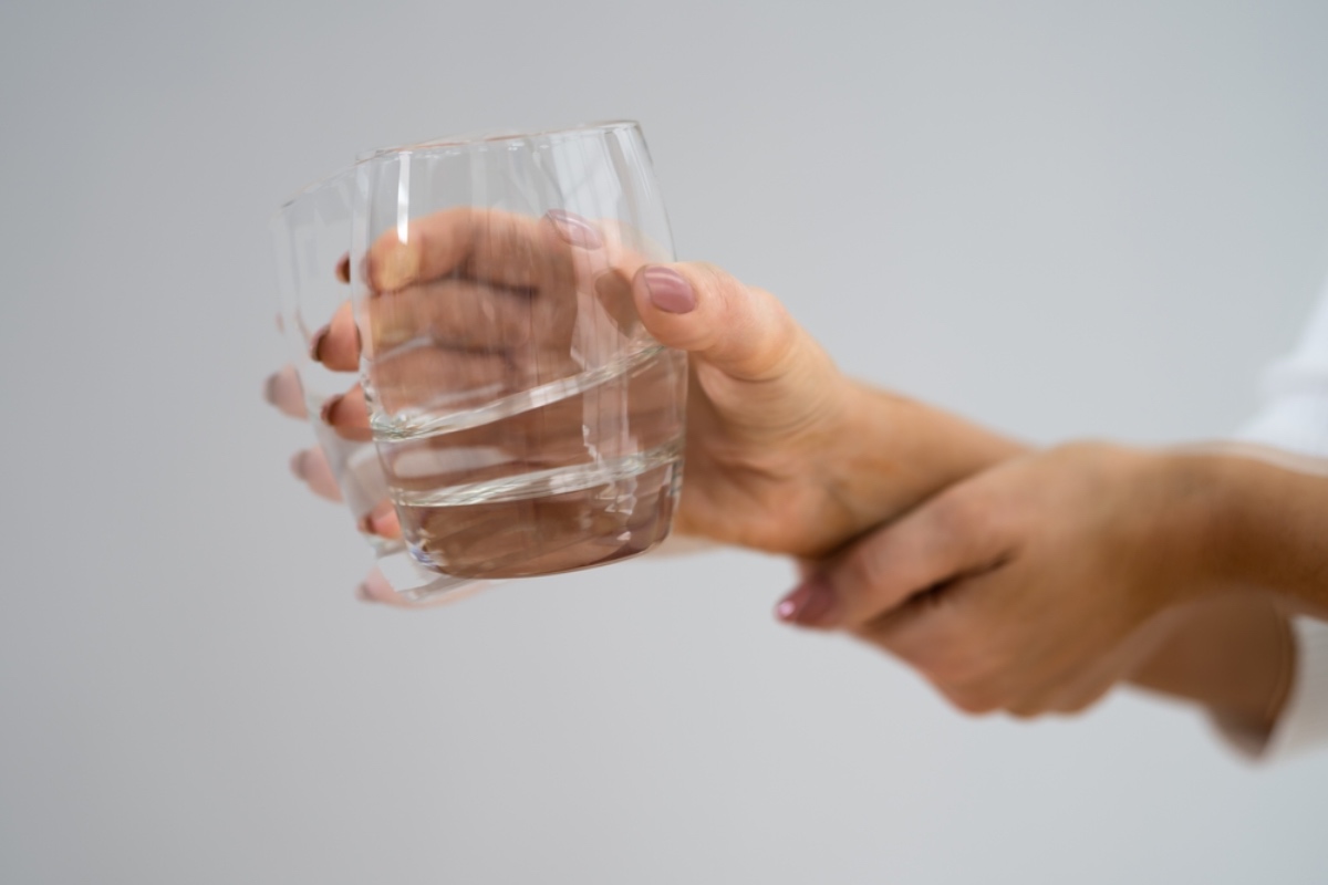 اسباب رجفة اليدين