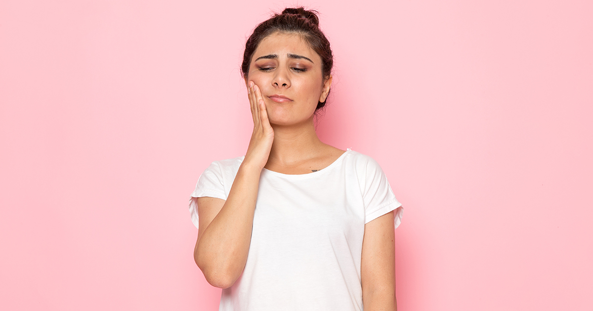 إمرأة تشعر بألم في خدّها