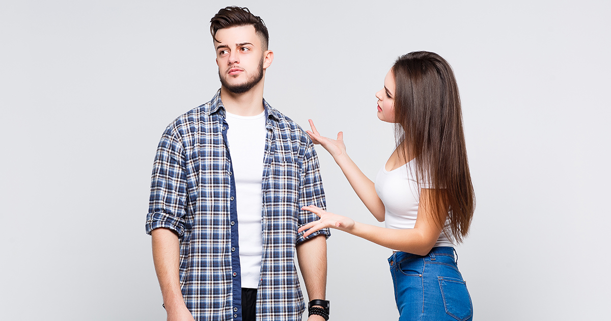 إمرأة تحاول التحدّث إلى حبيبها