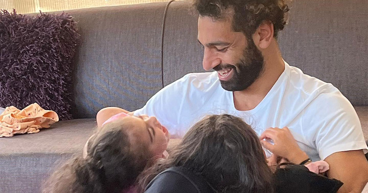 فيديو تحدّي الضحك لمحمد صلاح وابنتيه