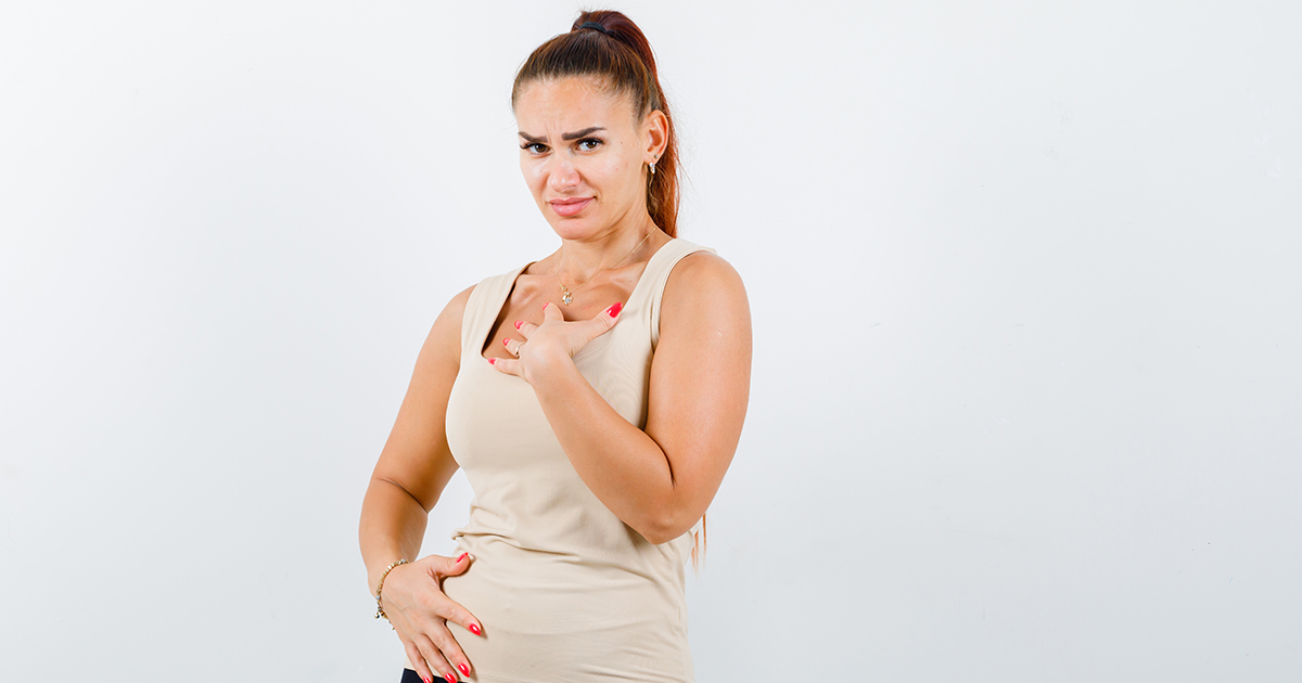 مصدر الصورة: <a href="https://www.freepik.com/free-photo/young-female-beige-tank-top-holding-hand-chest-looking-hesitant_12939855.htm#page=2&query=shortness%20of%20breath%20during%20pregnant&position=28&from_view=search&track=ais">Image by 8photo</a> on Freepik
