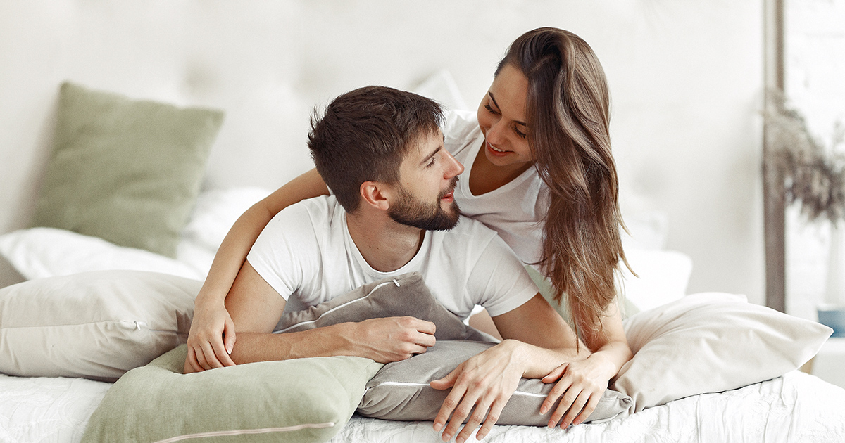 هل تشعر المرأة بنزول مني الرجل داخلها