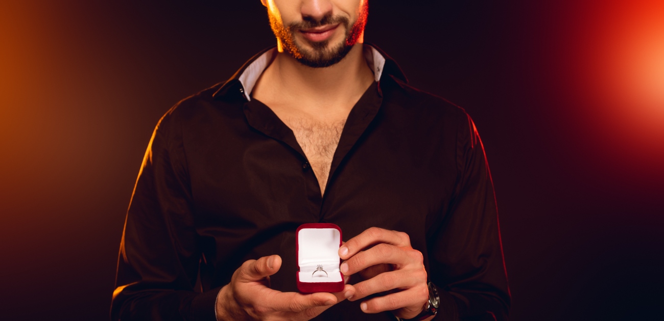 علامات رغبة الرجل في الزواج منك