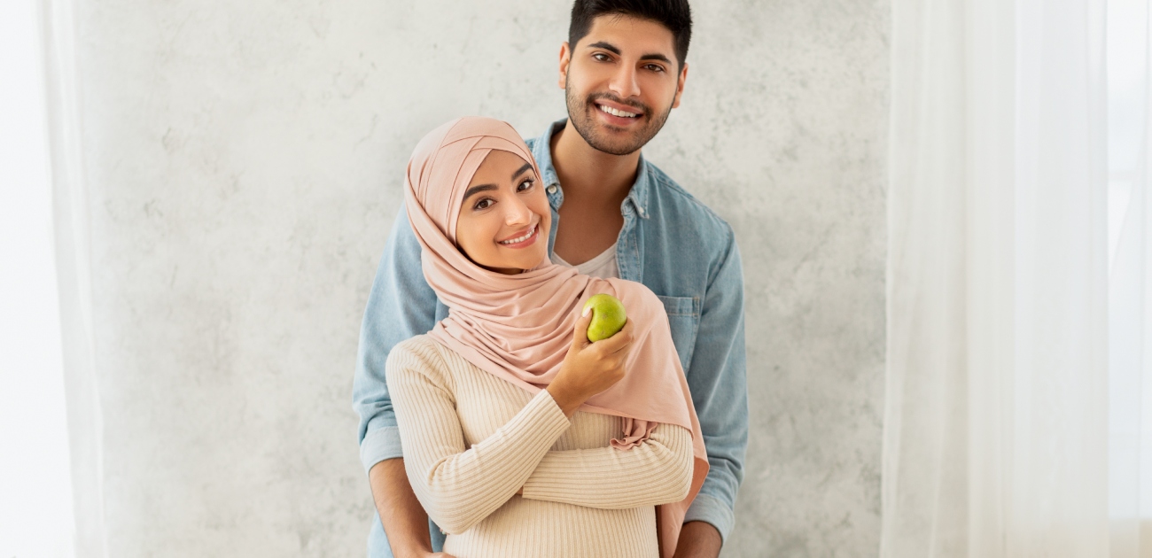إمرأة حامل مع زوجها
