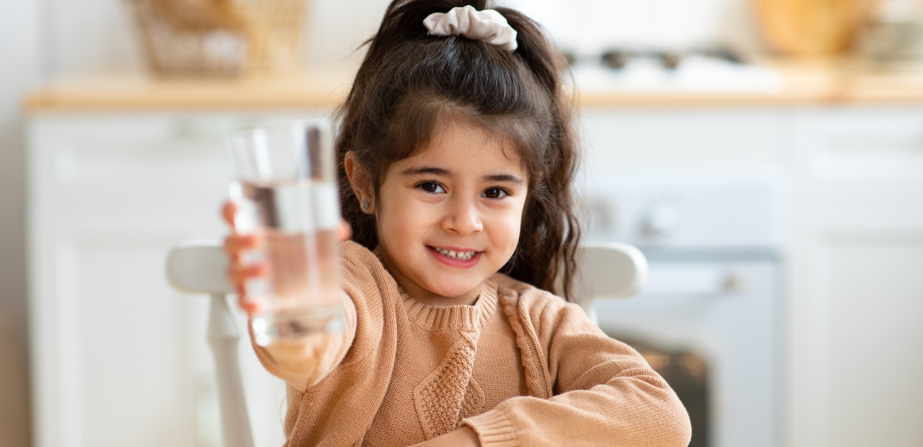 كثرة شرب الماء للاطفال