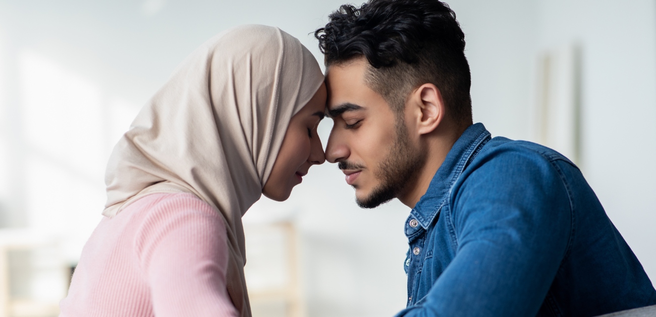 تقبيل الزوج في رمضان بين المسموح والممنوع