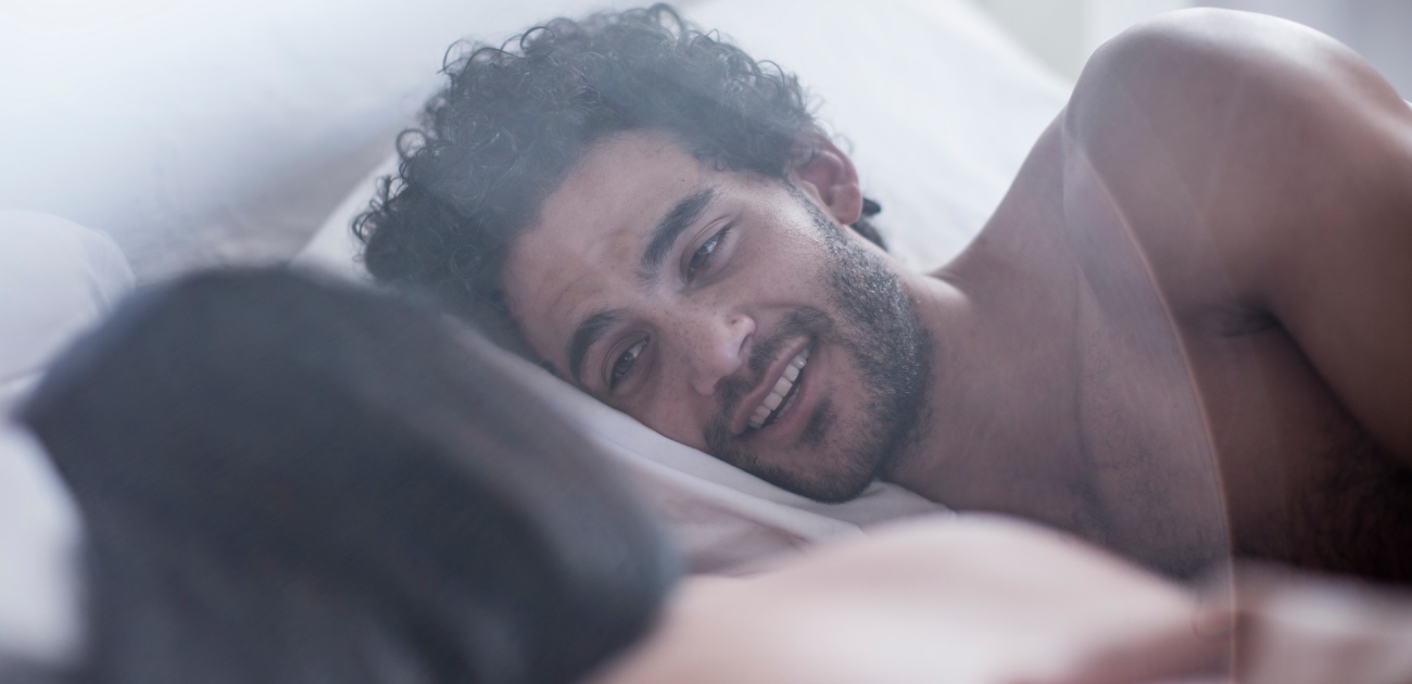 رجل مع حبيبته في الفراش
