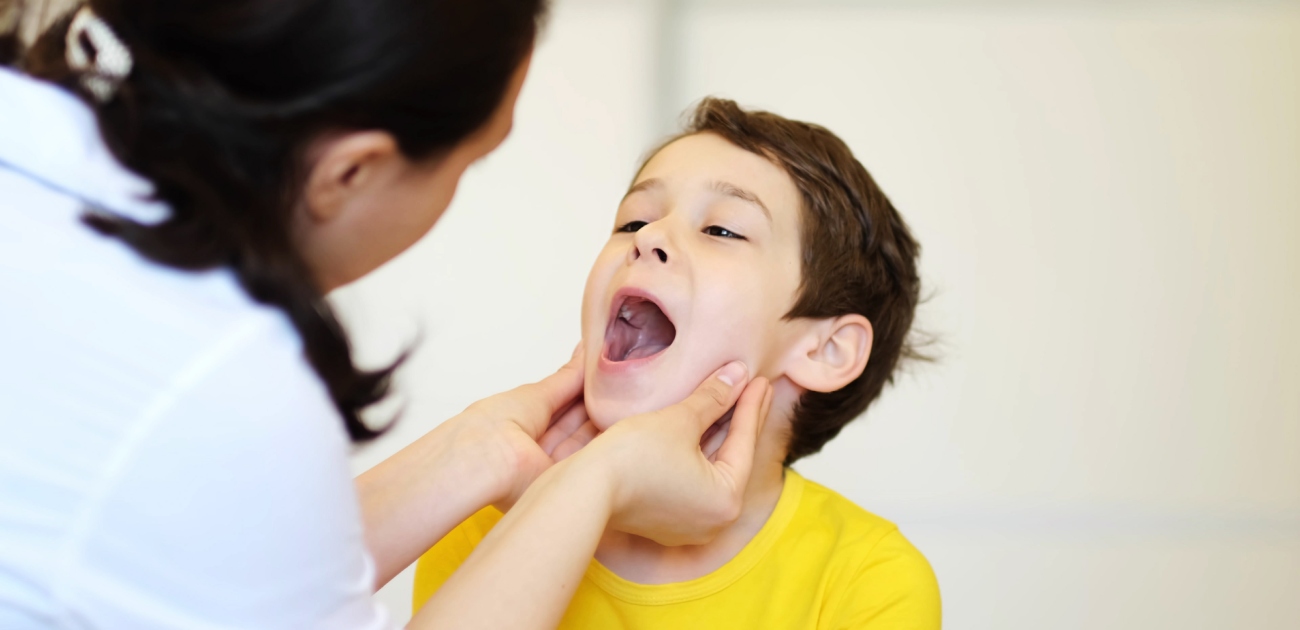 علاج التهاب الحلق في المنزل للاطفال
